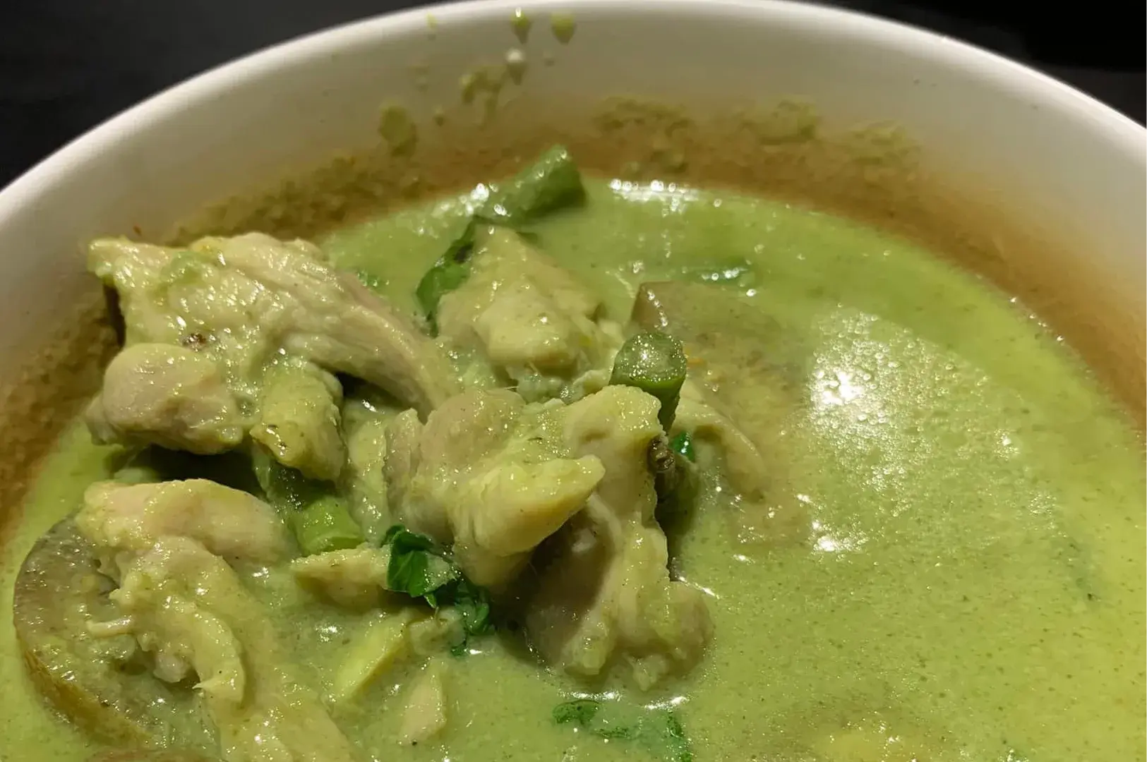 A creamy bowl of Thai Green Curry (Gaeng Keow Wan) with tender chicken pieces, eggplant, and green beans.
