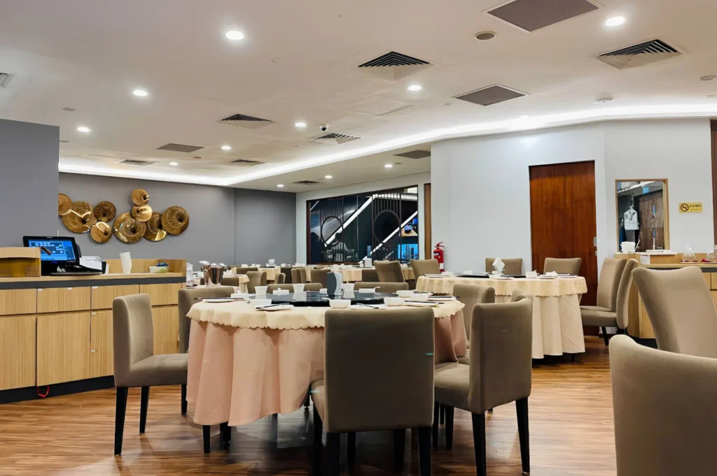 Elegant dining room at Shu Yan Sichuan Cuisine Singapore with spacious seating and contemporary Chinese restaurant design.