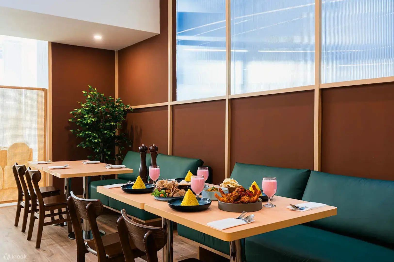 Kintamani Singapore dining area with Indonesian buffet dishes, pink drinks, fried seafood, and traditional-inspired restaurant decor